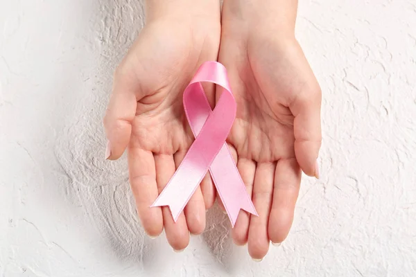 Kobieta Trzyma Różową Wstążką Jasnym Tle Koncepcja Świadomości Raka Piersi — Zdjęcie stockowe