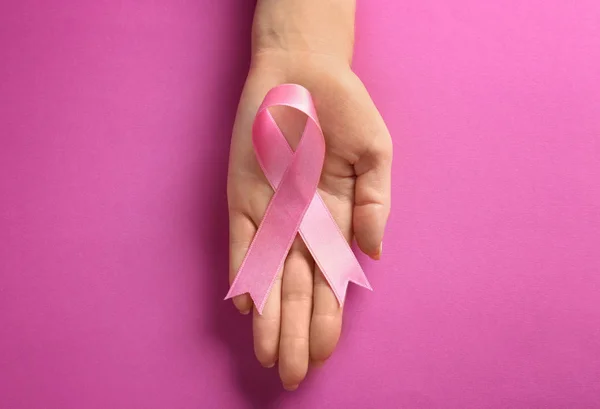 妇女持有粉红色丝带的颜色背景 乳癌意识概念 — 图库照片