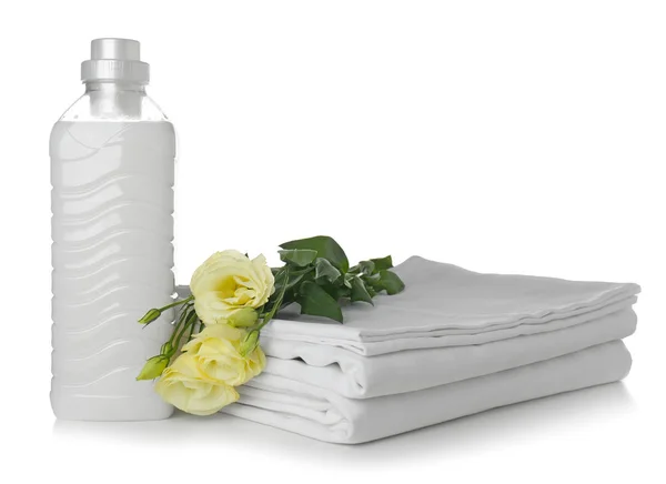 Montón Sábanas Limpias Botella Con Detergente Sobre Fondo Blanco —  Fotos de Stock