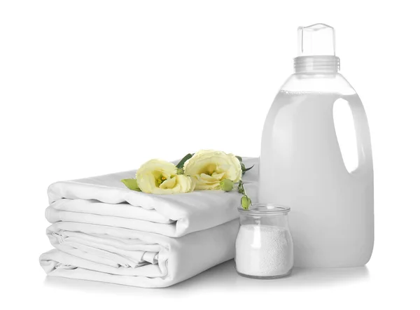 Pilha Lençóis Limpos Detergentes Lavagem Sobre Fundo Branco — Fotografia de Stock