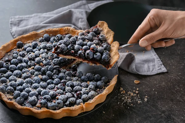 Γυναίκα Λήψη Κομμάτι Της Νόστιμο Blueberry Pie Κινηματογράφηση Πρώτο Πλάνο — Φωτογραφία Αρχείου