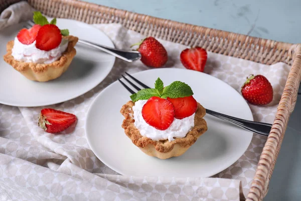Plates Delicious Tartlets Wicker Tray — Stock Photo, Image