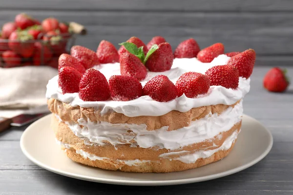 Assiette Avec Délicieux Gâteau Aux Fraises Sur Table — Photo