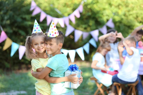 Schattig Klein Meisje Ontvangt Gift Van Verjaardag Van Haar Vriend — Stockfoto