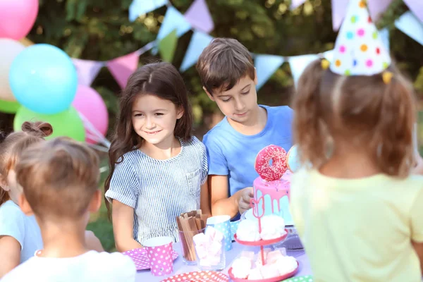 Lindos Niños Pequeños Celebrando Cumpleaños Aire Libre —  Fotos de Stock