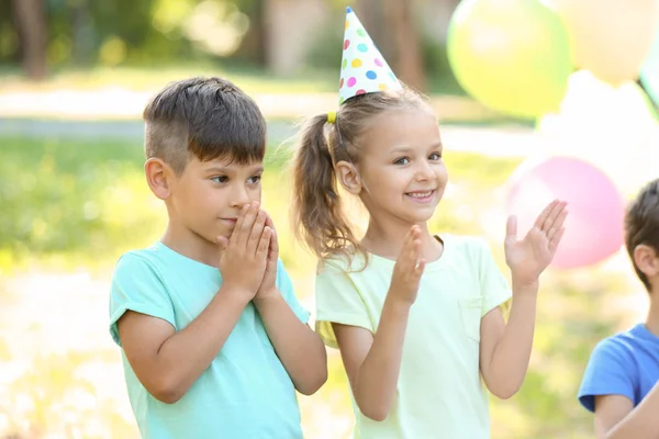 Lindos Niños Pequeños Celebrando Cumpleaños Aire Libre —  Fotos de Stock