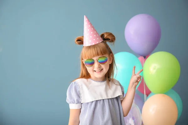 Roztomilá Holčička Narozeniny Klobouku Balonky Barvu Pozadí — Stock fotografie