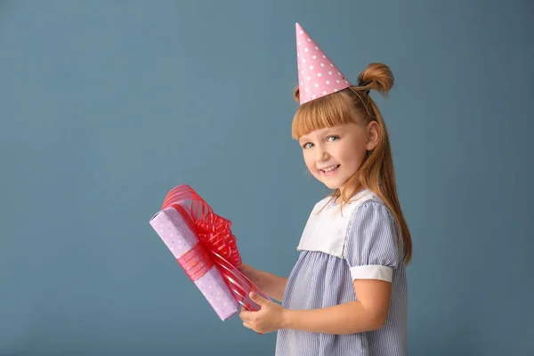 Menina Bonito Com Presente Aniversário Fundo Cor — Fotografia de Stock