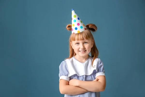 Sevimli Küçük Kız Renk Arka Plan Üzerinde Doğum Günü Şapkalı — Stok fotoğraf