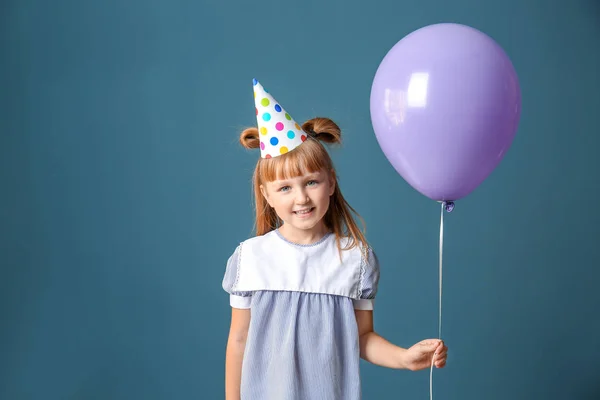 Χαριτωμένο Μικρό Κορίτσι Γενεθλίων Καπέλο Και Μπαλόνι Χρώμα Φόντου — Φωτογραφία Αρχείου
