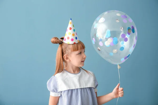 Sevimli Küçük Kız Doğum Günü Şapkası Balon Renk Arka Plan — Stok fotoğraf