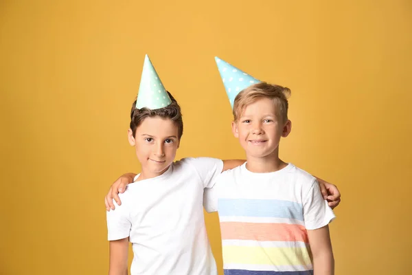 Lindos Niños Pequeños Sombreros Cumpleaños Fondo Color —  Fotos de Stock