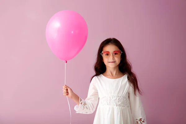 Linda Niña Con Globo Fondo Color —  Fotos de Stock