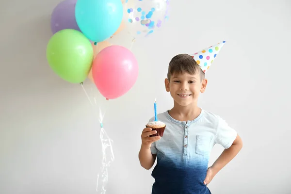 Menino Bonito Chapéu Aniversário Com Bolo Fundo Claro — Fotografia de Stock