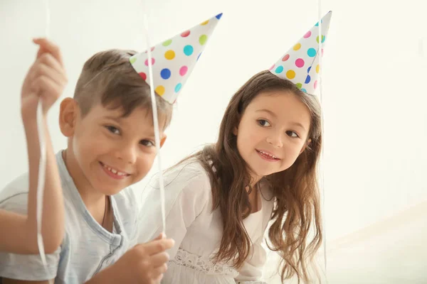 Leuke Lieve Kinderen Verjaardag Hoeden Binnenshuis — Stockfoto