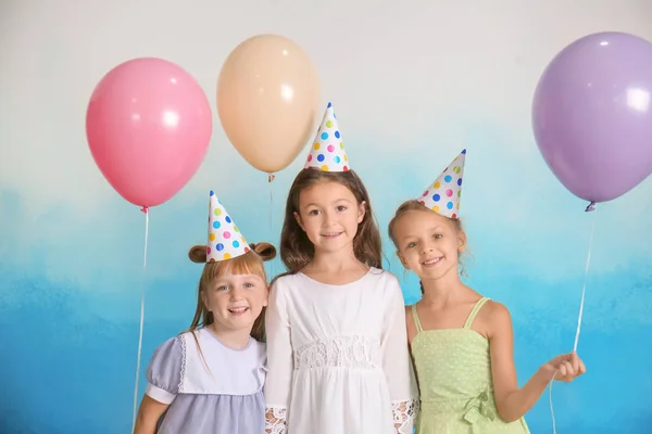 Милые Маленькие Дети Шляпах День Рождения Воздушными Шарами Цветном Фоне — стоковое фото