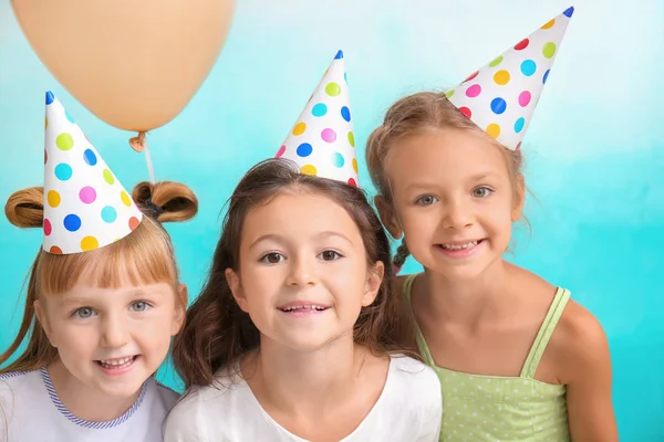 Lindas Niñas Sombreros Cumpleaños Fondo Color — Foto de Stock