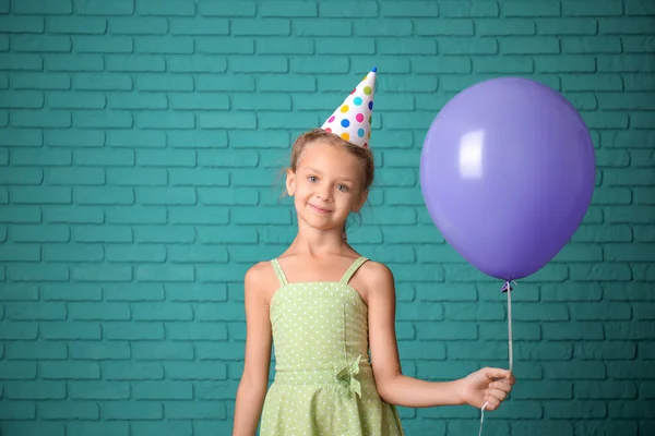 Petite Fille Mignonne Chapeau Anniversaire Avec Ballon Contre Mur Briques — Photo