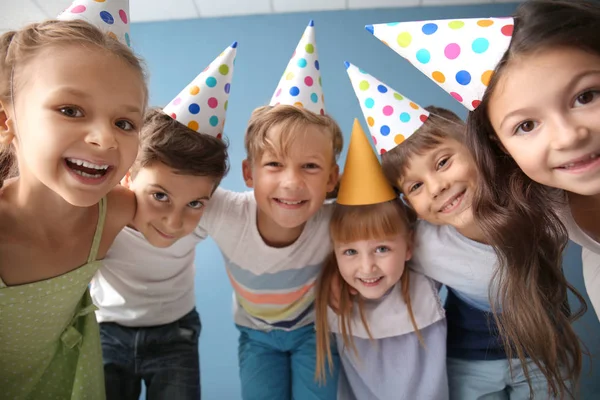 Crianças Bonitos Chapéus Aniversário Contra Fundo Cor — Fotografia de Stock