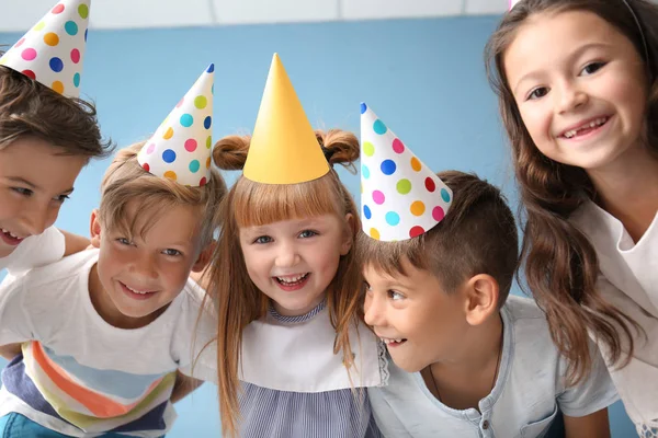 Retrato Lindos Niños Pequeños Sombreros Cumpleaños Interiores —  Fotos de Stock