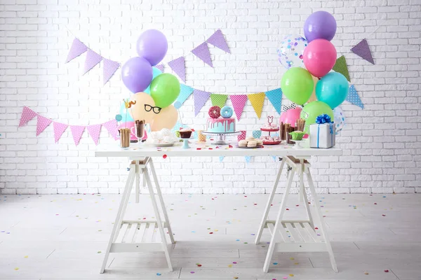 为生日聚会准备的糖果桌 — 图库照片
