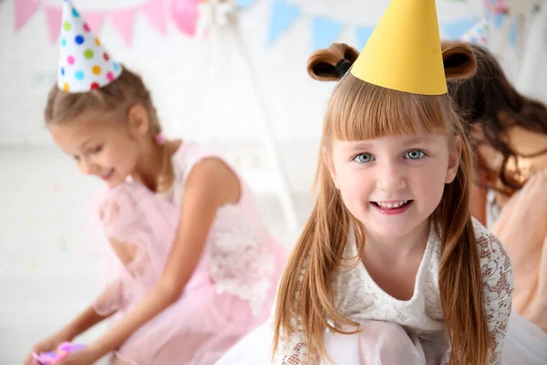 Meninas Bonitos Comemorando Aniversário Casa — Fotografia de Stock