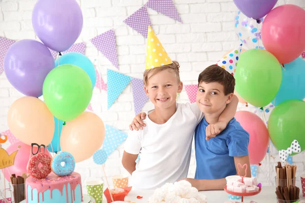 Ragazzi Carini Che Festeggiano Compleanno Casa — Foto Stock