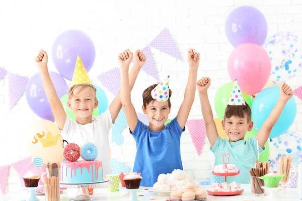 Lindos Niños Celebrando Cumpleaños Casa —  Fotos de Stock