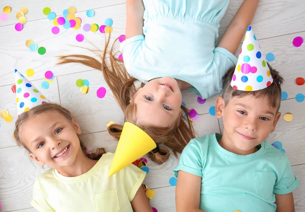 Lindos Niños Pequeños Tumbados Suelo Mientras Celebran Cumpleaños Casa —  Fotos de Stock