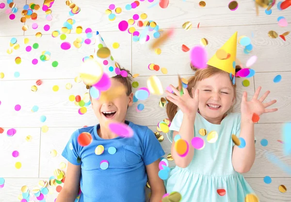 Lindos Niños Pequeños Tumbados Suelo Mientras Celebran Cumpleaños Casa — Foto de Stock