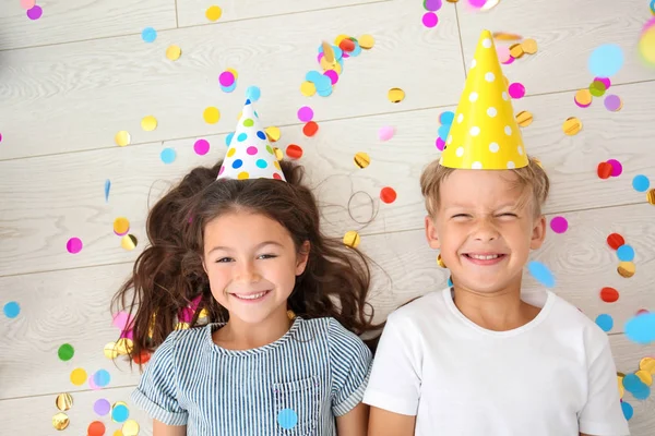 Lindos Niños Pequeños Tumbados Suelo Mientras Celebran Cumpleaños Casa —  Fotos de Stock
