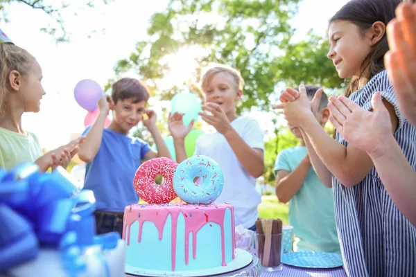 Lindos Niños Pequeños Celebrando Cumpleaños Aire Libre —  Fotos de Stock