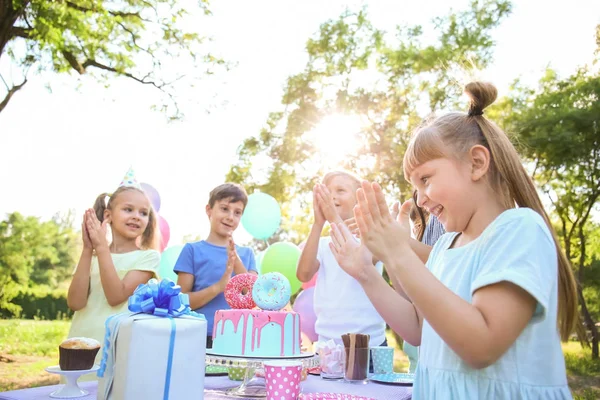 Lindos Niños Pequeños Celebrando Cumpleaños Aire Libre —  Fotos de Stock