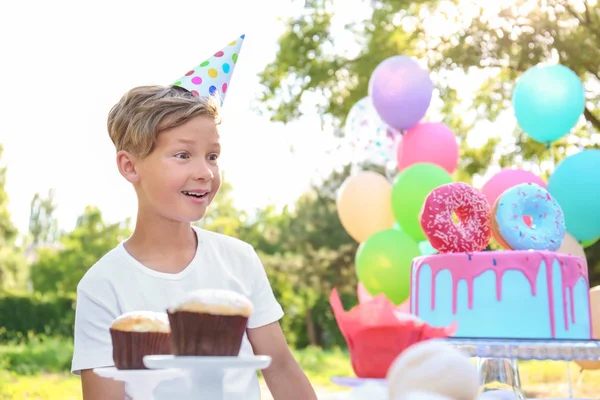 Pequeño Niño Emocional Con Pastel Celebrando Cumpleaños Aire Libre —  Fotos de Stock