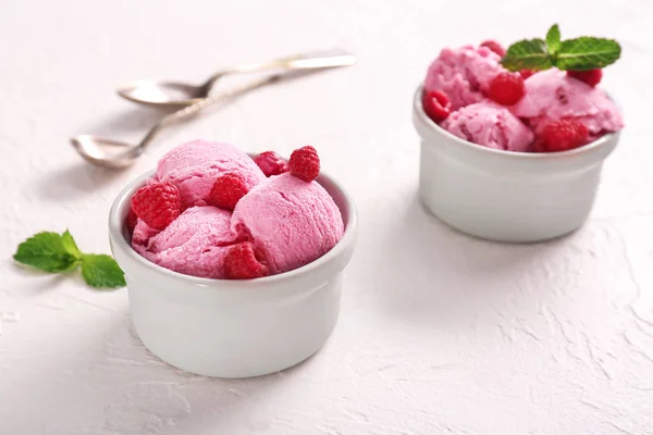 Cuencos Con Sabroso Helado Frambuesa Sobre Fondo Blanco —  Fotos de Stock