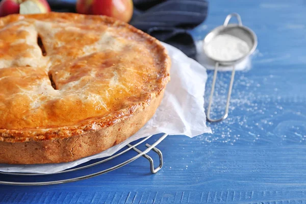 Kühlregal Mit Leckerem Apfelkuchen Auf Holztisch Nahaufnahme — Stockfoto