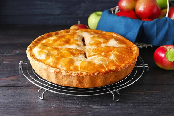 Estante Enfriamiento Con Delicioso Pastel Manzana Mesa Madera — Foto de Stock