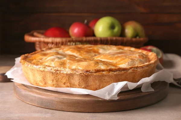 Plateau Avec Délicieuse Tarte Aux Pommes Sur Table Gros Plan — Photo