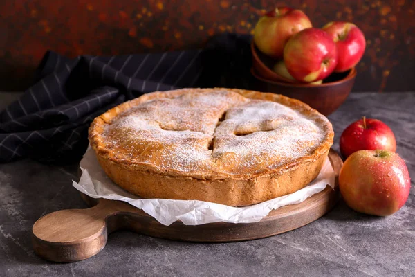 Tafel Mit Leckerem Apfelkuchen Auf Dunklem Tisch — Stockfoto