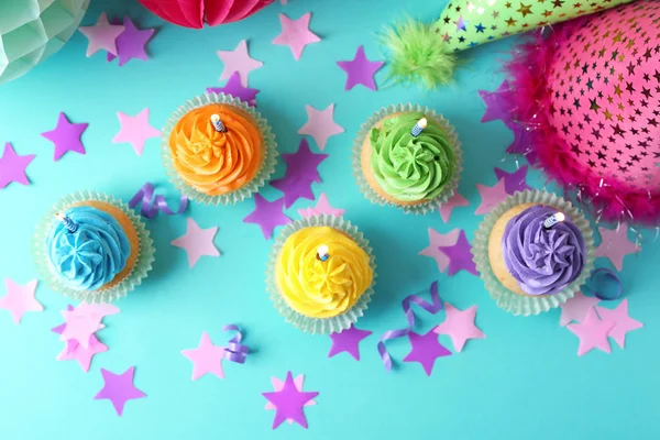 Deliciosos Cupcakes Aniversário Com Velas Acesas Fundo Cor — Fotografia de Stock