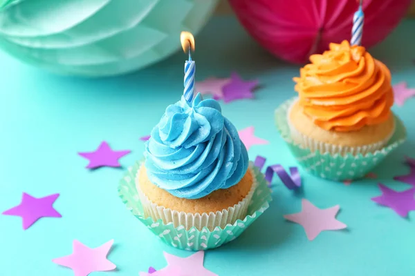 Köstliche Geburtstagstorte Mit Brennender Kerze Auf Farbigem Hintergrund — Stockfoto