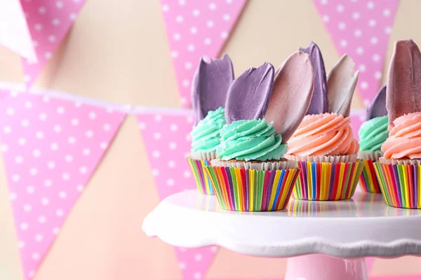 Stoisko Pyszne Urodziny Cupcakes Kolor Tła — Zdjęcie stockowe