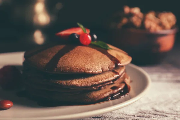 Teller Mit Leckeren Schokoladenpfannkuchen Und Beeren Auf Dem Tisch Nahaufnahme — Stockfoto