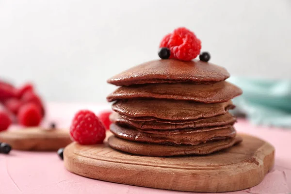 Papan Dengan Pancake Coklat Lezat Dan Buah Beri Atas Meja — Stok Foto