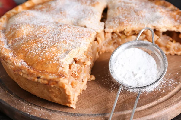 Delicioso Pastel Manzana Tamiz Con Azúcar Polvo Sobre Tabla Madera — Foto de Stock