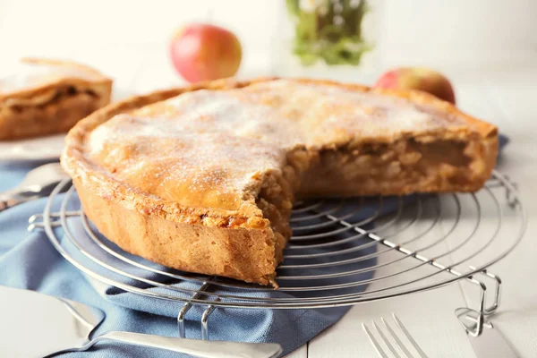 Koeling Rack Met Lekkere Versgebakken Appeltaart Tafel — Stockfoto