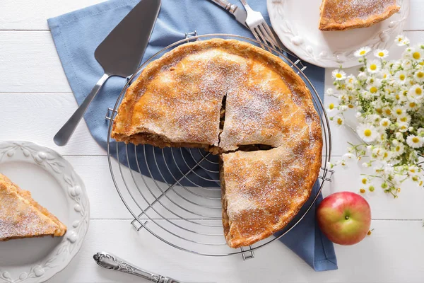 Kühlregal Mit Frisch Gebackenem Leckeren Apfelkuchen Auf Dem Tisch — Stockfoto