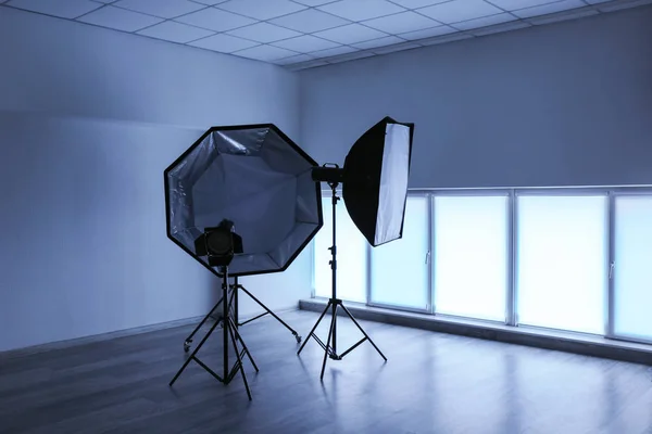 Interior Del Moderno Estudio Fotográfico Con Equipamiento Profesional —  Fotos de Stock