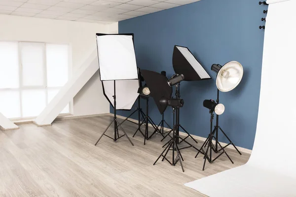 Interior Del Moderno Estudio Fotográfico Con Equipamiento Profesional — Foto de Stock