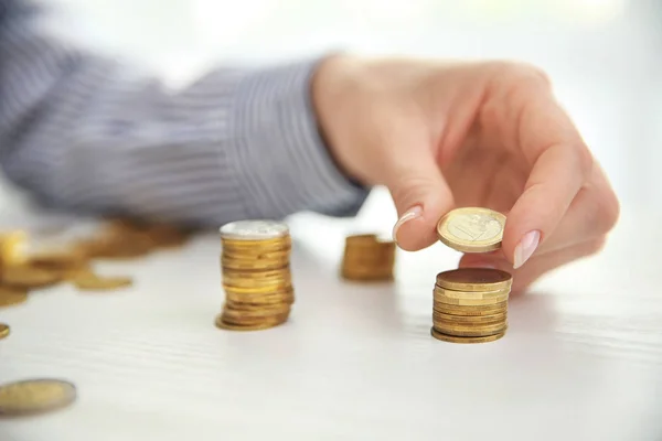 Mujer Apilando Monedas Mesa Primer Plano Concepto Ahorro — Foto de Stock